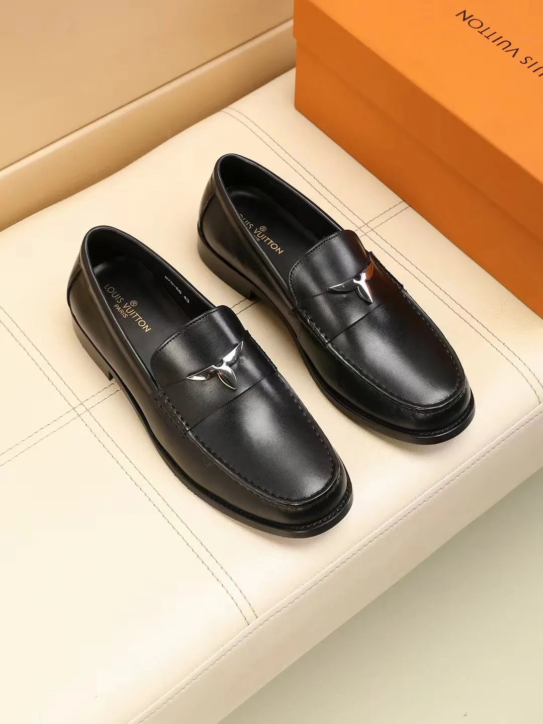 Men's shoes 440 💰 Louis Vuitton LV ® 🆕 model 🔛Full shoe counter, first layer cowhide, 🐂leather lined casual shoes for men, super soft outsole, essential for driving. Synchronized with the counter, original first layer cowhide, completely 1:1 mold customization🌹top version, color optional! Number: 39-44 (customized at 38.45.46)